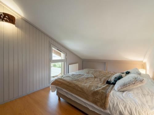 une chambre avec un lit avec deux animaux en peluche dessus dans l'établissement Appartement duplex cozy avec balcon et garage à Courchevel - FR-1-563-87, à Courchevel
