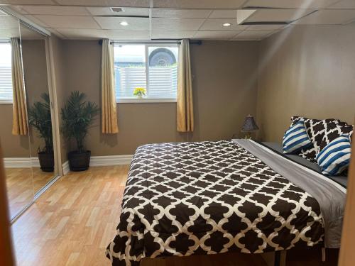 - une chambre avec un lit et une couette noire et blanche dans l'établissement Rustic Barn Style Romantic Getaway, à Brampton