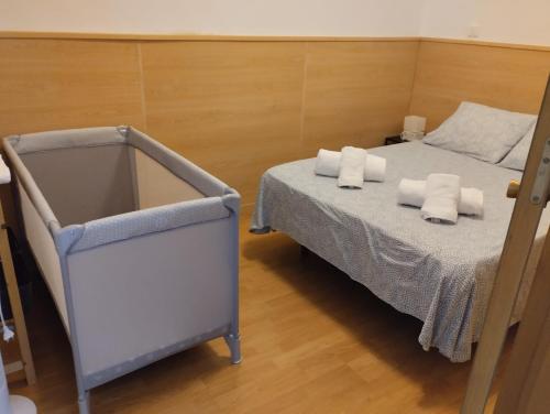1 dormitorio con 1 cama con toallas en La Casita de Mari, en Estepona