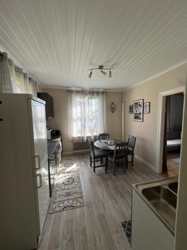 een keuken en eetkamer met een tafel en stoelen bij 1 bedroom apartment, whole flat in Arvika