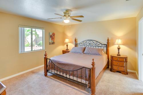 1 dormitorio con 1 cama y ventilador de techo en Pet-Friendly Arizona Abode Near Beaches and Golfing!, en Lake Havasu City
