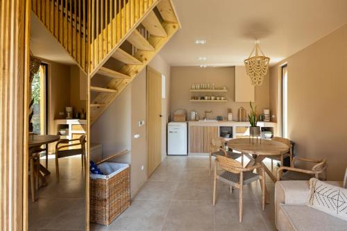 Casa Bonita Niechorze في نيخوجة: مطبخ وغرفة طعام مع درج حلزوني في المنزل