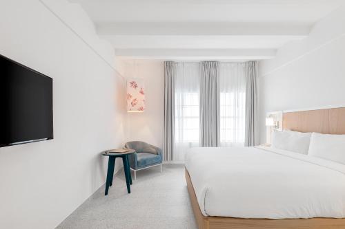 Llit o llits en una habitació de Townhouse Hotel by LuxUrban