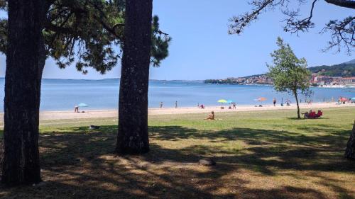 un gruppo di persone su una spiaggia con ombrelloni di Hostal Terraza Miramar SL a Boiro