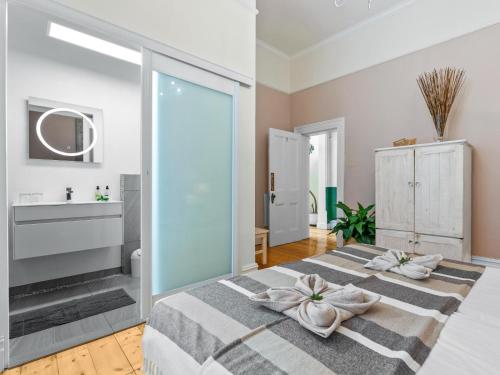 1 dormitorio con 1 cama extragrande y baño en Mediterranean Villa Guesthouse en Ciudad del Cabo