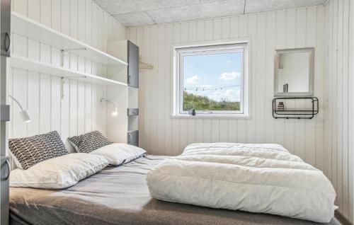 - une chambre avec 2 lits et une fenêtre dans l'établissement Lovely Home In Lkken With Kitchen, à Løkken