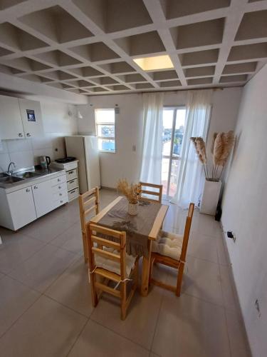 a kitchen and dining room with a table and chairs at Atardeceres in Resistencia