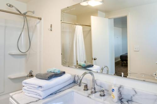 een badkamer met een wastafel en een spiegel bij Grand Junction Vacation Rental with Patio and Grill! in Grand Junction