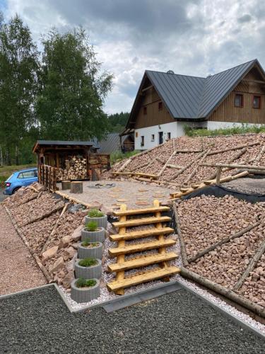 una casa siendo construida con un montón de madera en Chata Perkaska, en Žacléř