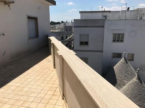 vista su un balcone di un edificio di Panorama sui trulli ad Alberobello