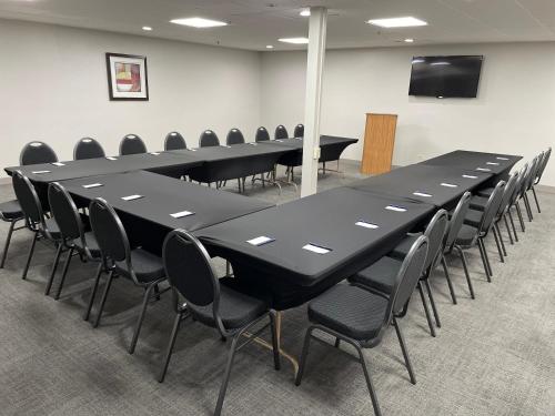 a large conference room with a long table and chairs at Comfort Inn & Suites Mundelein-Vernon Hills in Mundelein