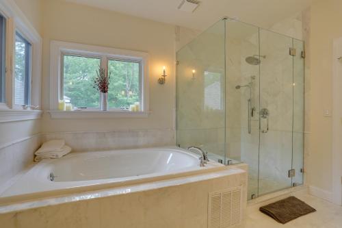 y baño grande con bañera y ducha acristalada. en Glen Spey Home with Grill about 5 Mi to Delaware River, en Glen Spey