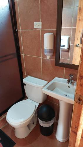 Phòng tắm tại El Descanso Restaurante y Hotel