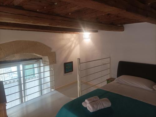 a bedroom with a bed and a window at Casa Vacanze Il Geco in Trani