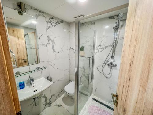 Ванная комната в Villa Bauhaus Labi Garden wellness apartman