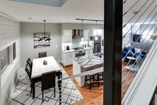 een keuken en een woonkamer met een tafel en stoelen bij Modern Townhome Near Downtown with Amazing Views in Omaha