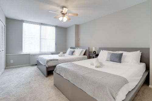 a bedroom with two beds and a ceiling fan at Modern Apartment At Crystal City With Gym in Arlington