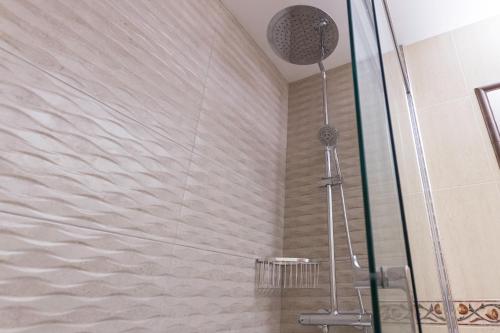 La salle de bains est pourvue d'une douche avec une porte en verre. dans l'établissement El Brezo, à Tegueste