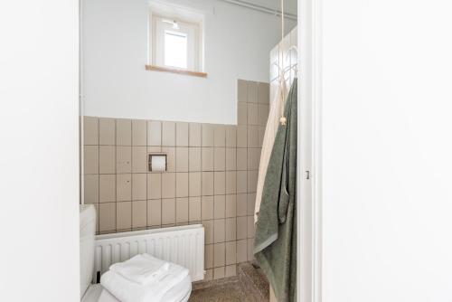 uma casa de banho com um WC e um chuveiro em Zeezicht Villa Zee aan het strand em Bergen aan Zee