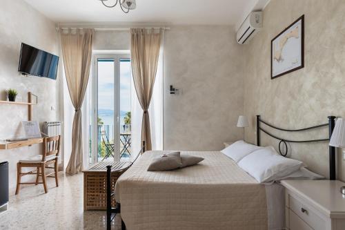 a bedroom with a bed with a view of the ocean at La dimora di Caboto B&B in Gaeta