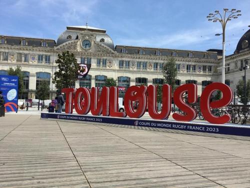 a large sign in front of a large building at Toulouse Marengo-Gare Matabiau - Médiathèque-Allées Jean Jaurès proche ligne B Parking privé sécurisé gratuitprivé in Toulouse