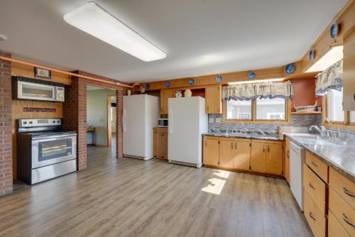 Dapur atau dapur kecil di Natures Paradise Rustic Retreat in Wisconsin!