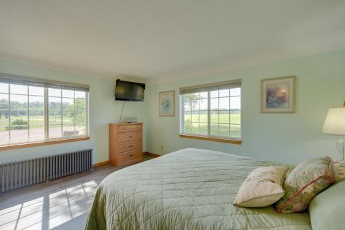 Schlafzimmer mit einem Bett, einem TV und Fenstern in der Unterkunft Natures Paradise Rustic Retreat in Wisconsin! 