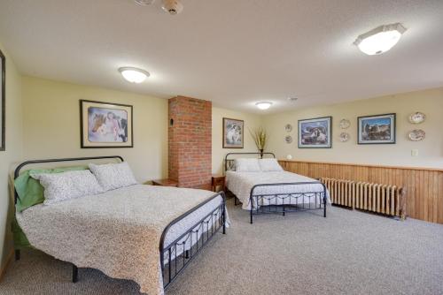 Katil atau katil-katil dalam bilik di Natures Paradise Rustic Retreat in Wisconsin!