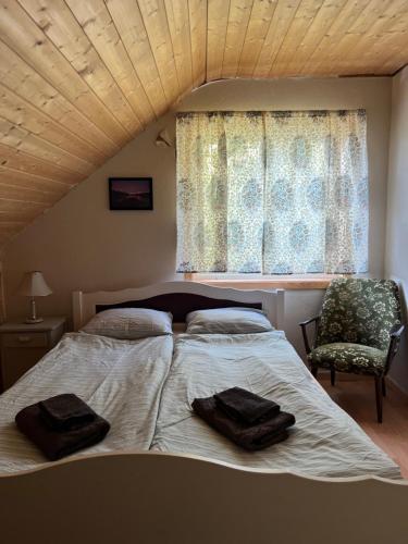 een slaapkamer met een bed met twee handdoeken erop bij Bestefarhuset in Hakkstabben