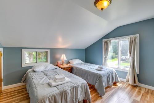 2 Betten in einem Zimmer mit blauen Wänden und einem Fenster in der Unterkunft Quiet Home Yard, Patio, Near Downtown Burlington in South Burlington