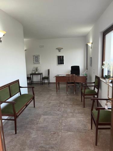una gran sala de estar con sillas y mesa. en Aquila D'oro, en Cirò