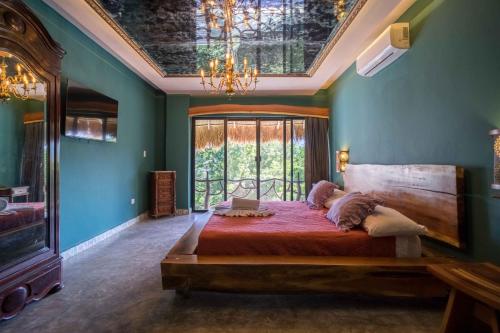 Hotel Sonno Cielito في تولوم: غرفة نوم بسرير كبير مع نافذة كبيرة