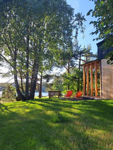 Domki przy jeziorze z prywatną plażą w Borach Tucholskich Pensjonat Alicja wczasy z dziećmi nowe luksusowe domki na skraju jeziora i lasu