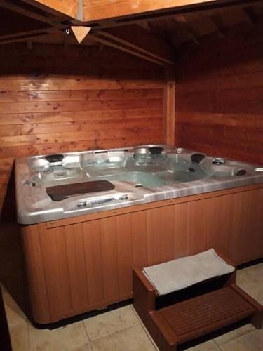 Cette chambre dispose de murs en bois et d'un grand bain à remous. dans l'établissement Maison de campagne à 15 km du ZooParc de Beauval, à Luçay-le-Mâle