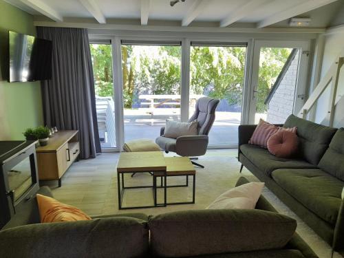 uma sala de estar com um sofá e uma mesa em L'Écureuil - Terrasses de Malmedy em Malmedy