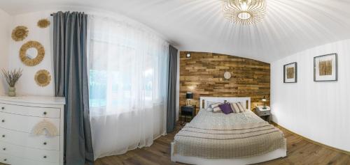 um quarto com uma cama e uma parede de tijolos em Sławica Inn domek letniskowy nad jeziorem em Sławica