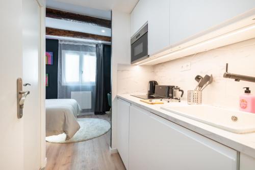 La salle de bains est pourvue d'un lavabo et d'un lit dans la chambre. dans l'établissement Candy Room, à Marseille