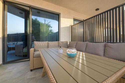 a living room with a table and a couch at Blue Luxury Apartment Lake On in Mamaia