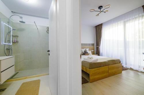 um quarto com um chuveiro, uma cama e um chuveiro em Blue Luxury Apartment Lake On em Mamaia