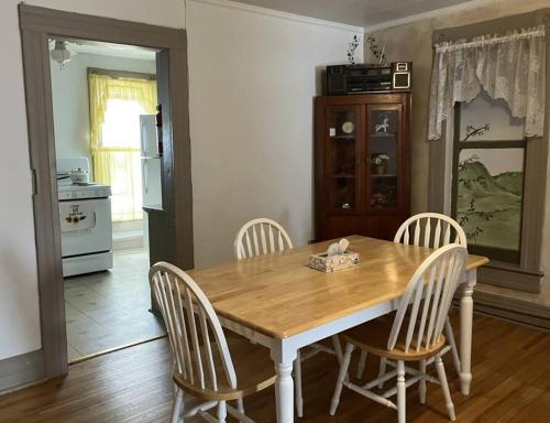 comedor con mesa de madera y sillas en Charming Upstairs 2 Bdrm, en Stockton