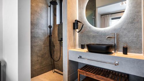 ein Bad mit einem Waschbecken und einer Dusche in der Unterkunft Ecstasy Luxury Villas in Apolpaina