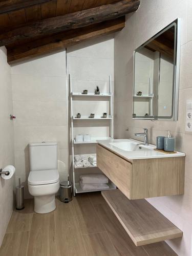 y baño con aseo, lavabo y espejo. en Casa Maribel. Casa rural en Lebeña, Picos de Europa, en Lebena