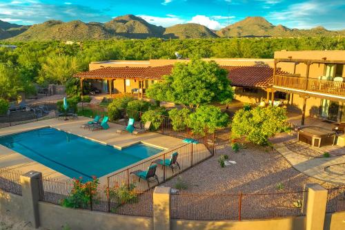 Kolam renang di atau dekat dengan Dove Mountain Estate
