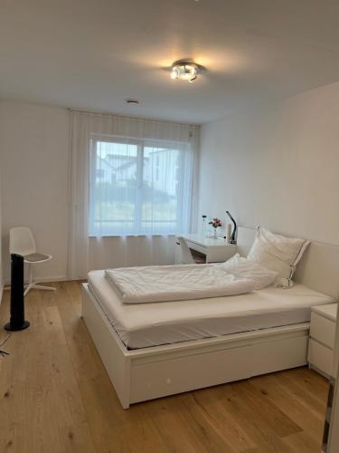 ein weißes Schlafzimmer mit einem Bett und einem Fenster in der Unterkunft Private Room near Hannover Fair in Hannover