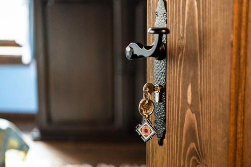 a door latch with a key on a wooden door at Къща ЕТНО in Koprivshtitsa