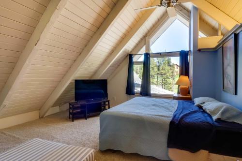 En eller flere senge i et værelse på Blissful Blue River Getaway with Hot Tub and Fireplace