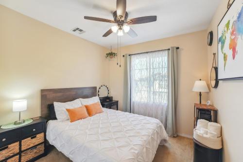 1 dormitorio con 1 cama y ventilador de techo en Modern Moreno Valley Oasis with Private Patio en Moreno Valley