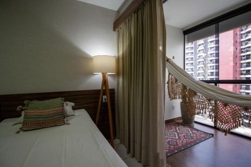 1 dormitorio con cama y ventana grande en Garvey Park Hotel en Brasilia
