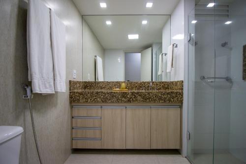 y baño con lavabo y ducha. en Garvey Park Hotel, en Brasilia