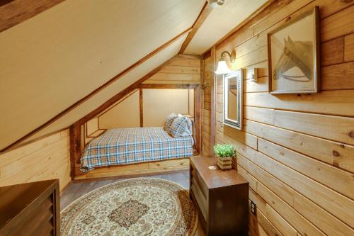miniaturowy domek z łóżkiem na poddaszu w obiekcie Luxurious Lakefront Estate - Pets Welcome! w mieście Deposit